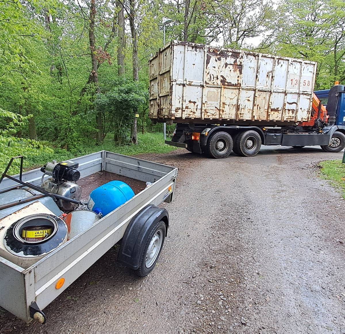 -  V sobotu 6.9. budou do všech částí obce opět přistaveny kontejney na velkoobjemový a nebezpečný odpad. Časový rozvrh je obvyklý:  8 - 9  hod. Svatý Jan  (parkoviště směr Hostim)   9 - 10 hod. Sedlec 10-12 hod. Záhrabská (horní a dolní stanoviště) Pomoc s nakládáním bude vítána.  Kovy a malé elektrospotřebiče možno ponechat před ploty pro hasiče, velký elektroodpad (pračky, lednice apod) prosím dopravujte do Sv. Jana před hasičárnu (průběžně po celý rok).  Stavební odpad je nutno likvidovat individuálně přímo přes společnost AVE.  -  Vlivem dlouhodobého sucha dochází k dramatickému úbytku vody ve studnách. Konkrétní případy jsou hlášeny z Jánku a několik případů je z ulice Na Výsluní na Záhrabské. Pokud tento jev nastává i u vás, dejte nám prosímhz vědět na mailovou adresu ou@svatyjan.cz  , a to s pokud možno co nejpřesnějším popisem, jak se situace projevuje - ideálně v porovnání s obvyklým stavem (výška vodního sloupce, čas nastoupání vody na obvyklou hladinu apod.) nebo v podobě tabulek a grafů (máte-li chytrý dům).  Na podzim mají být zahájeny další vrty a je navržen okruh studen na Záhrabské, které budou během vrtání průběžně monitorovány (viz mapka v příloze). Tento okruh případně navrhneme rozšířit podle aktuální situace z vašich hlášení.