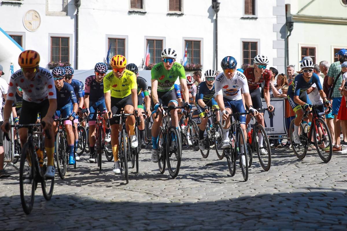 Přijďte v sobotu 6. září na náměstí Svornosti v Českém Krumlově a užijte si od 10:00 hodin zábavný program, v pravé poledne pak bude slavnostně odstartována 3. etapa závodu. Okolo jižních Čech vám nabídne jistě neopakovatelný zážitek a jedinečnou podívanou. Tombola Pro diváky je opět připravena tombola - při zakoupení nápoje nebo občerstvení u označeného stánku obdržíte slosovatelné kupóny. Losovat budeme o cyklistický dres závodu Okolo jižních Čech od firmy LAWI, kvalitní cyklistickou přilbu značky R2 a kvalitní sportovní batoh značky Kappa. Plakát → ---- Okolo jižních Čech 2025 je mezinárodní cyklistický etapový závod, který se koná od 4. do 7. září 2025. Je součástí Světového poháru v silniční cyklistice a tedy v kategorii závodů mezinárodní cyklistické federace UCI 2.2. Jedná se o druhý nejvýznamnější závod v silniční cyklistice v České republice. Letos proběhne již dvanáctý ročník. Pořadatel Pořadatelem závodu je Cyklistický klub RBB Invest Jindřichův Hradec a Město Jindřichův Hradec Kdo se může zúčastnit Účastnit závodu se dle článku pravidel UCI 2.1.005 mohou UCI profesionální kontinentální týmy registrované v ČR, UCI kontinentální týmy, národní výběry, regionální a klubové týmy. Startují 4 – 6ti členná družstva složená ze závodníků kategorie mužů Elite. V souladu s článkem 2.1.006 pravidel UCI se mohou závodu účastnit i jezdci kategorie U23. Dresy Závod se pojede na čtyři etapy a budou se v něm rozdělovat dresy po vzoru Tour de France. Tedy žlutý pro vedoucího jezdce, zelený pro vedoucího závodníka bodovací (sprinterské) soutěže, bílý s červenými puntíky pro vedoucího muže vrchařské soutěže a bílý pro vedoucího jezdce do 23 let. Etapy I.etapa: čtvrtek 4. září 2025, Třeboň – Jemnice (169 km) II.etapa: pátek 5. září 2025, Nové Hrady - Studená (168 km) III.etapa: sobota 6. září 2025, Český Krumlov – Horská Kvilda (127 km) IV.etapa: neděle 7. září 2025, Trhové Sviny – Jindřichův Hradec (173 km)