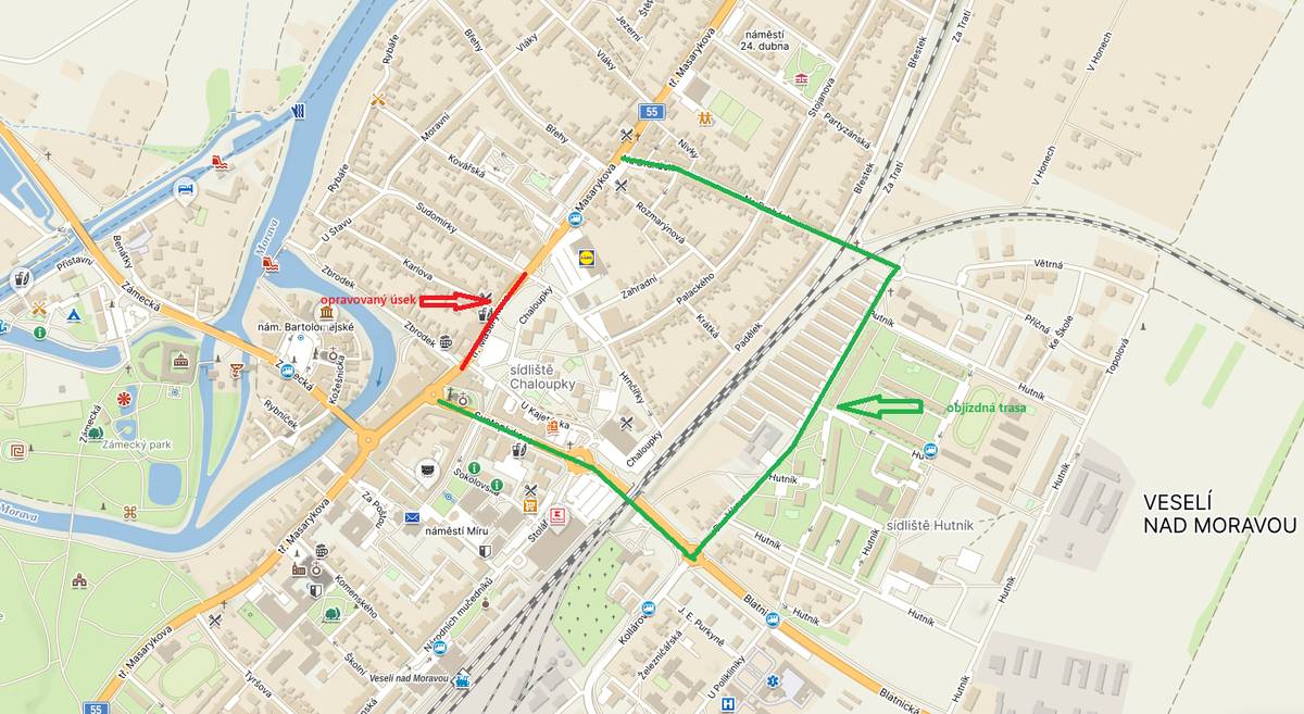 Od 3. září 2025 začne ve Veselí nad Moravou oprava silnice I/55 v úseku mezi ulicemi Zbrodek a Sudomírky. Práce, které provede Ředitelství silnic a dálnic, si vyžádají omezení provozu. Stavební činnost bude probíhat po etapách, proto je důležité sledovat aktuální dopravní značení a pokyny na místě. Podle plánu by měl být celý úsek dokončen během listopadu. „Cílem celého projektu je zásadní navýšení bezpečnosti a plynulosti dopravního provozu v tomto úseku silnice I/55. Město dlouhodobě usiluje o úpravu této státní komunikace a rád bych poděkoval Ředitelství silnic a dálnic, že se do celkové úpravy této páteřní komunikace v našem městě pustilo,“ sdělil veselský starosta Petr Kolář. Objízdná trasa pro osobní automobily povede přes ulice Na Drahách, Dvořákova a Svatoplukova. Průjezd přes opravovanou část bude umožněn pouze dopravní obsluze a nákladním vozidlům nad 3,5 t na světelnou signalizaci. Vjezd do přilehlých ulic bude omezený a řízený aktuálním dopravním značením. Důvodem opravy na Masarykově třídě je zmíněné zvýšení bezpečnosti a zlepšení dopravní situace v daném úseku. Dojde ke zúžení komunikace, což povede ke snížení rychlosti a tím i k větší plynulosti dopravy. Současně dojde k rozšíření chodníků, což výrazně zlepší podmínky pro chodce i celkovou bezpečnost v této lokalitě. Stavební práce potrvají asi 3 měsíce. Děkujeme za pochopení.