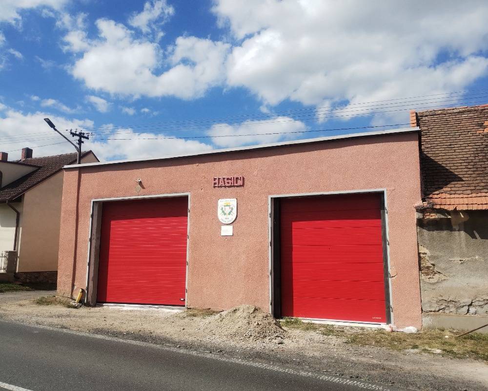 Rekostrukce hasičské zbrojnice v Červených Janovicích byla realizována v letošním roce 2025. Jednotka sboru dobrovolných hasičů se může těšit na nová vrata, podlahy, stropy, otopný systém a elektroinstalaci.