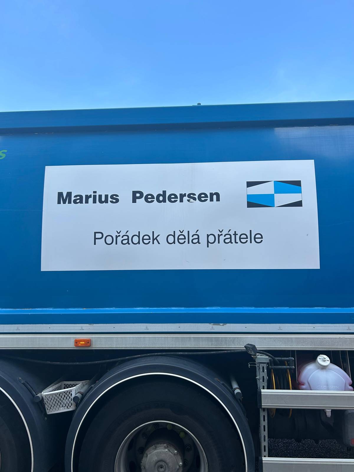 Vážení občané, náhradní termín mytí odpadových nádob na směsný odpad proběhne 11. 9. 2025 pouze v ulicích, kde se mytí ve dnech 28. a 29. 8. 2025 neuskutečnilo. Nádoby, které nebyly z jakéhokoliv důvodu umyty v již obsloužených ulicích (opomenutí přistavení občanem, nalepený či napěchovaný odpad, další překážky), nebudou dodatečně umyty. Mytí dle GPS proběhlo v následujících ulicích: Roudníky - celé Chabařovice – Nádražní, Náměstí 9. května, Husovo náměstí, U Haly, Bednářská, Vodní, V Aleji (426, 429 - 436, 691, 693, 694, 709 a 715), Na Běhání, Bezová, Na Můstku   Děkujeme za pochopení Město Chabařovice