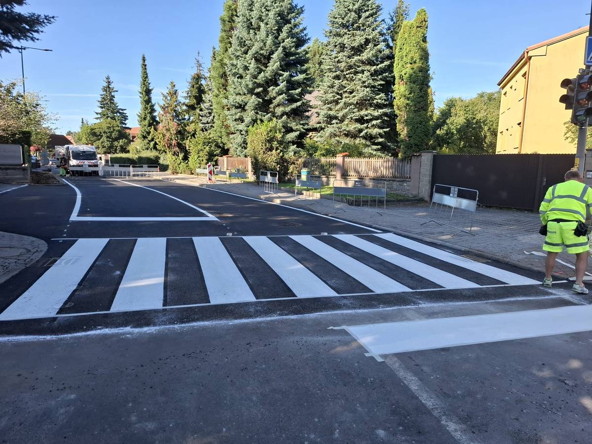 Vážení občané, dle předpokladu se podařilo opravit komunikaci po úniku plynu v ulici Uhříněveská. Doprava, včetně autobusů, se vrátí do normálu dnes 3. 9. okolo 15. hodiny. Děkujeme za trpělivost, omlouváme se za případné komplikace a děkuji všem, kteří se podíleli na odstranění havárie. Petr Beneš starosta obce