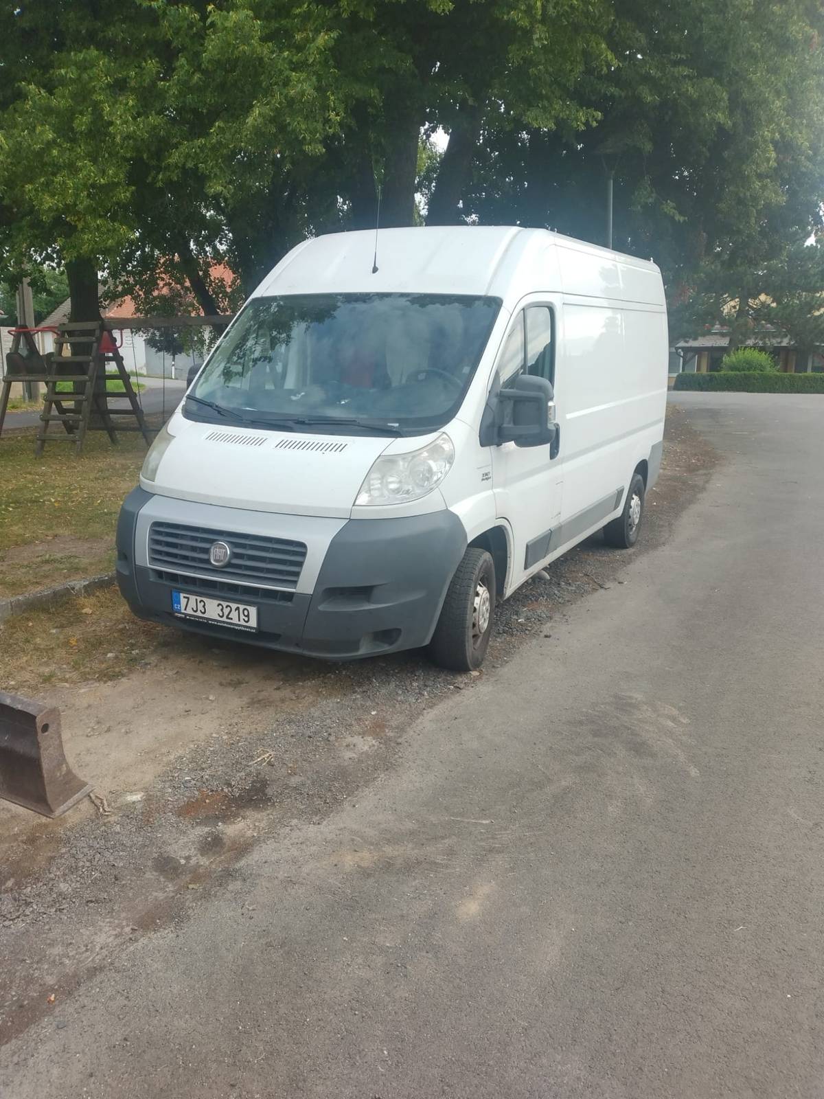 Žádáme vlastníka bílé dodávky Fiat Ducato SPZ 7J3 3219 aby přeparkoval! Stavební firma je tak blokovaná a nemůže provádět naplánované práce.