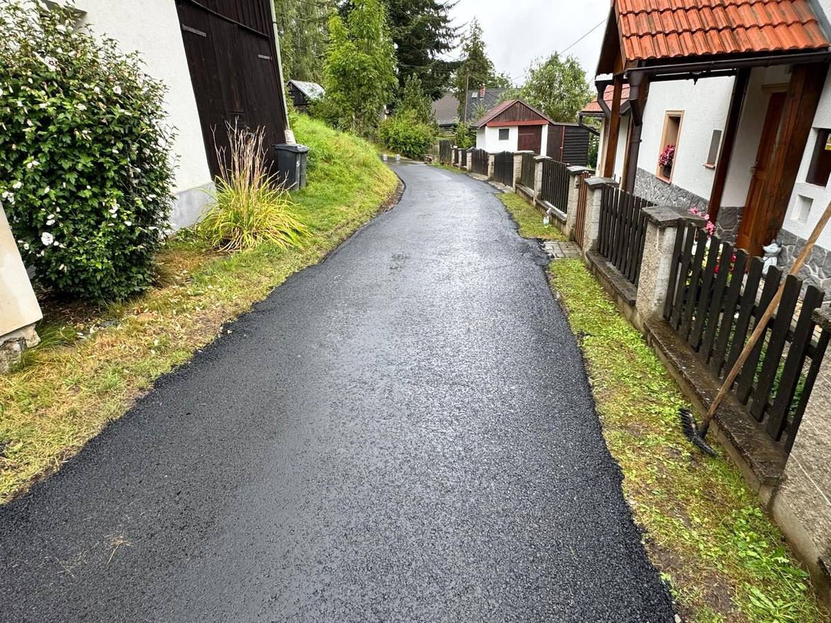 Zahájili jsme opravy obecních cest.Nyní byla vyasfaltována spodní cesta pod bývalou poštou. Plníme sliby.