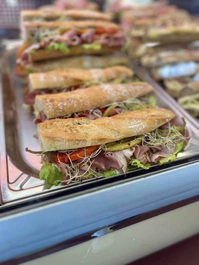 Vítáme vás ve školním roce 2025/2026 a s radostí oznamujeme, že od zítřka, 3.9.  začne probíhat výdej obědů a prodej baget pro žáky naší školy.    Od 10.9. budou naši žáci obědy připravovat i pro veřejnost.    Níže naleznete menu na příští dva týdny ve formě obrázku i PDF.    Budeme se na vás těšit!