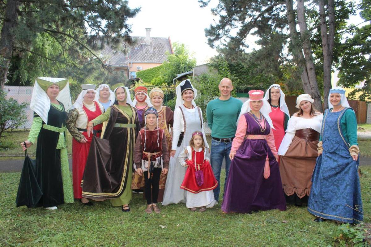Další z aktivit, kterou jsme v našem zařízení připravili, byla opravdu netradiční – přehlídka středověkých kostýmů.