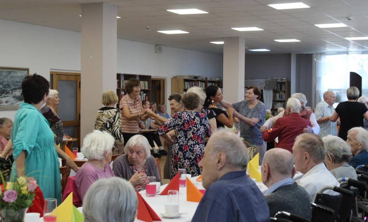 Prázdniny jsme ukončili hudebním odpolednem s doprovodem muzikanta a moderátora Bolka Vjaclovského, který připravil pestrý program k tanci i poslechu. Nechyběl ani tradiční opečený špekáček a společně jsme si užili příjemné chvíle v pohodové společnosti.