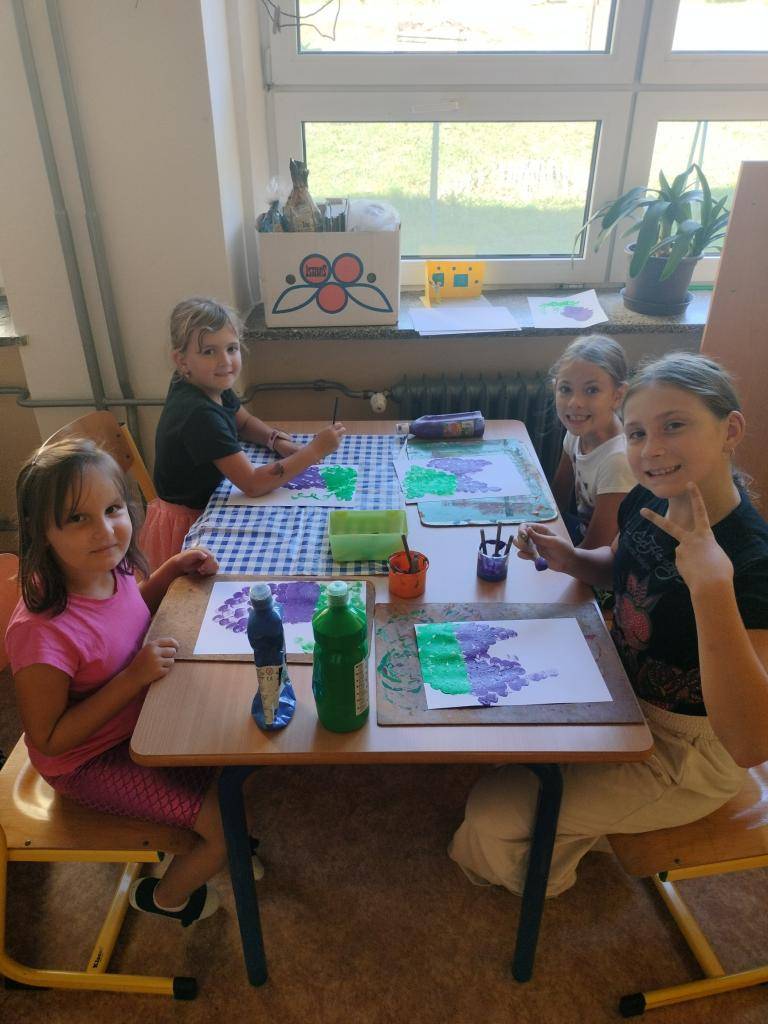 Zapojili jsme nové prvňáčky a máme krásnou první výzdobu.