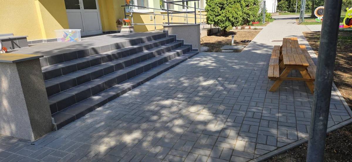 Rekonštrukcia chodníka a schodov v MŠ