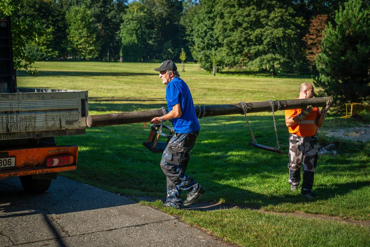 V parku Boženy Němcové u zámeckých koníren bylo oficiálně předáno staveniště a rozbíhají se přípravné práce na unikátním relaxačním prostoru inspirovaném lázeňskými městy v Polsku. Inhalatorium bude fungovat na bázi cirkulace jodobromové solanky, která příznivě působí na dýchací cesty. 🤍 Projekt je součástí rozsáhlé rekonstrukce areálu koníren a bývalé mléčnice. Před zahájením samotné výstavby je nutné prostor připravit, a proto se oplocení staveniště dotkne i jeho okolí. „Lidé by měli počítat s tím, že budou muset obcházet staveniště přes travnaté plochy. V nejbližších dnech však město Karviná prostřednictvím Technických služeb zajistí provizorní chodník ze štěrku, určený pro pěší. Tento chodník nebude vhodný pro cyklisty ani pro kočárky, proto doporučujeme, aby lidé směřující například k Lodičkám zvolili jinou trasu,“ informovala Jana Maierová z Odboru komunálních služeb Magistrátu města Karviné. 👷♂️ „Na začátku stavby je nejdůležitější připravit prostor a zajistit bezpečnost kolemjdoucích,“ vysvětlil zástupce stavební společnosti Lukáš Horuta. 🌸 Primátor Jan Wolf dodává: „Věřím, že nové inhalatorium se stane oblíbeným místem odpočinku pro obyvatele i návštěvníky města.“