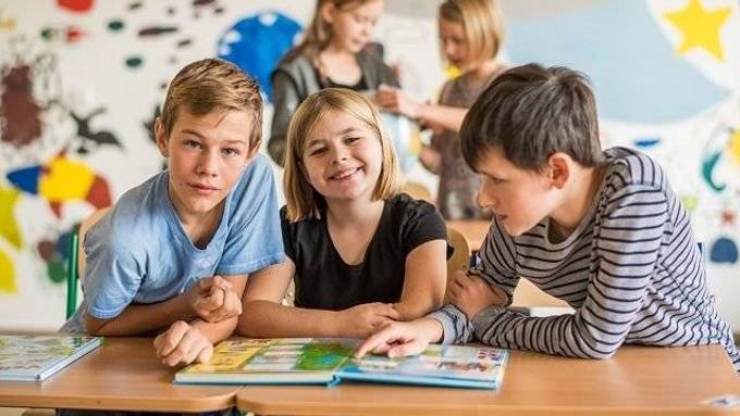 Přejeme všem studentům a školákům, zejména těm nejmladším, aby dnes vykročili pravou nohou.Mějte úspěšný školní rok. Starosta obce a zastupitelé.