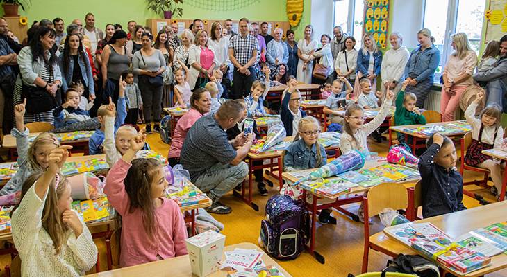 Po letních prázdninách se do škol vrátil život. Od časného rána procházely ulicemi dětmi s aktovkami na zádech, aby v osm hodin nezmeškaly první zvonění.