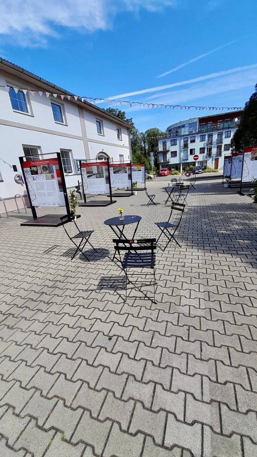 Před Uhříněveským muzeem vás čeká venkovní výstava plná nejcennějších nálezů z archeologického výzkumu, který probíhal před stavbou úseku 511 Pražského okruhu.  Trocha čísel:  -> Výzkum probíhal na ploše 126 hektarů -> To je jako 362 fotbalových hřišť! -> 12 měsíců nepřetržité práce -> 10 000 nalezených objektů  Každý z nich vypráví fascinující příběh o životě našich předků. Přijďte je objevit i vy!  📍 Před Uhříněveským muzeem 🗓️ Do 18. září 2025 ✅ Nonstop & zdarma  Více informací o výstavě si přečtěte na webu Prahy 22 na tomto odkazu 🔗 https://www.praha22.cz/zpravy/volny-cas/vystava-minulost-pod-koly-historie-na-trase-prazskeho-okruhu-7040cs.html 🔗