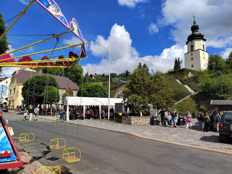 Tradiční pouť uspořádali hraničtí a studánečtí zahrádkáři za podpory Města Hranice. Atrakce pro děti, pivo, prasátko, langoše, klobásy a další pochutiny, k tanci zahrála Starovarka z Chebu.
