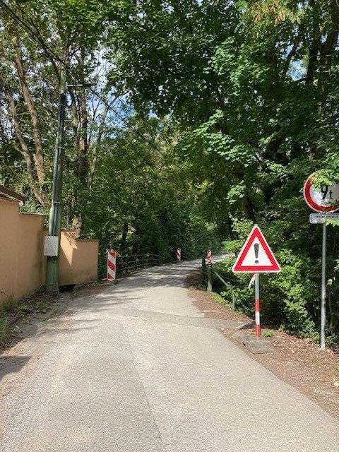 Oprava zábradlí mostu k Mlýnu u Veselých Vážení spoluobčané, dbejte prosím zvýšené bezpečnosti na Mostě ke mlýnu. Od zítřejšího dne 10.9.25 8:00 zde budou probíhat přípravné a následně lakýrnické práce v rámci opravy zábradlí. Míra Havlík už nám ho nenatře, ale máme zde partu profíků tak to to bude také krásné ! S pozdravem Petr Bursík