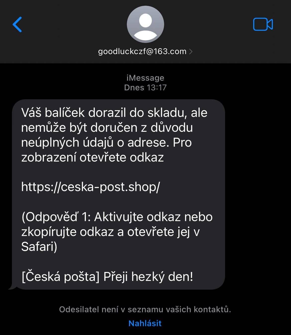 Policisté zaznamenávají stále více podvodů na internetu. Pachatelé k okrádání svých obětí používají sofistikovanější scénáře v online prostředí. Spoléhají na překonání lidského faktoru za použití časového nátlaku, vyvolání strachu o ztrátu finančních prostředků, a také na nezkušenost, nepozornost a důvěřivost. O tom, že se jim v této oblasti daří, svědčí i nemalé škody, které dosahují i stovek tisíc korun na osobu.   K nejčastějším online rizikovým situacím patří: Podvodné telefonáty – pachatel se vydává za bankéře, který se snaží ve své oběti vyvolat strach o finanční prostředky legendou o napadení bankovního účtu. Pod tímto tlakem se snaží přimět volaného, aby své peníze převedl na „zabezpečený“ účet banky, či vložil peníze do vkladomatu na virtuální měny. Často je tento telefonát doplněn o telefonát falešného policisty, který má potvrdit věrohodnost volajícího bankéře. K této metodě je využíván tzv. spoofing – napodobení čísla banky či policie. Novinkou je, že se pachatelé vydávají už při prvotním kontaktu místo bankéře za policistu. Uvádí, že neznámý pachatel se snažil v bance načerpat půjčku na doklady osoby, které policista volá. Pro zvýšení věrohodnosti, že volá policista, zasílá pachatel volané osobě skrze WhatsApp kopii služebního průkazu, případně předvolání k podání vysvětlení. Následně volaného nabádá ke sjednání půjčky a pod záminkou ochrany, k převedení všech financí na účet, který je v moci pachatele.   Podvodné phishingové SMS, emaily apod. – pachatelé rozesílají podvodné zprávy, jejichž předmětem je daňový přeplatek, refundace bydlení, zabezpečení bankovních účtů, zásilka zboží apod. Součástí zpráv je odkaz, který navádí na věrohodně vypadající, avšak podvržené - falešné stránky, snažící se vylákat přihlašovací údaje k online bankovnictví. Novinkou jsou příchozí SMS či WhatsApp zprávy z neznámého čísla, s oslovením „Ahoj tati, ahoj mami, tohle je mé nové číslo…“, ve kterých se coby potomek osloveného snaží vylákat finance na uhrazení akutního problému s vysvětlením, že komunikuje z nového čísla, jelikož mu původní číslo nefunguje, apod.   Investiční podvody – na internetu se často objevují reklamy a články o bezpečném investování do akcií a kryptoměn s vidinou zaručeného, velmi vysokého zisku. Bývají doplněné o doporučení veřejně známých osobností a pochvalné komentáře dalších lidí, kteří potvrzují pravdivost tvrzení. Při projevení zájmu o investice volá zájemci falešný investiční poradce, který se snaží pod legendou pomoci s první investicí vmanipulovat svou oběť do instalace softwaru pro vzdálený přístup s cílem dostat se do bankovnictví a následného odcizení peněz.   Prodeje na inzertních serverech – poškozený inzeruje zboží na prodej. Falešný zájemce reaguje a v rámci rychlého a zjednodušeného obchodu se snaží prodávajícího přesvědčit k vložení údajů o platební kartě do platební brány, jevící se na první pohled jako pravé. Udává, že na tuto kartu poukáže finanční prostředky, avšak po získání údajů k platební kartě, dochází k jejímu zneužití.