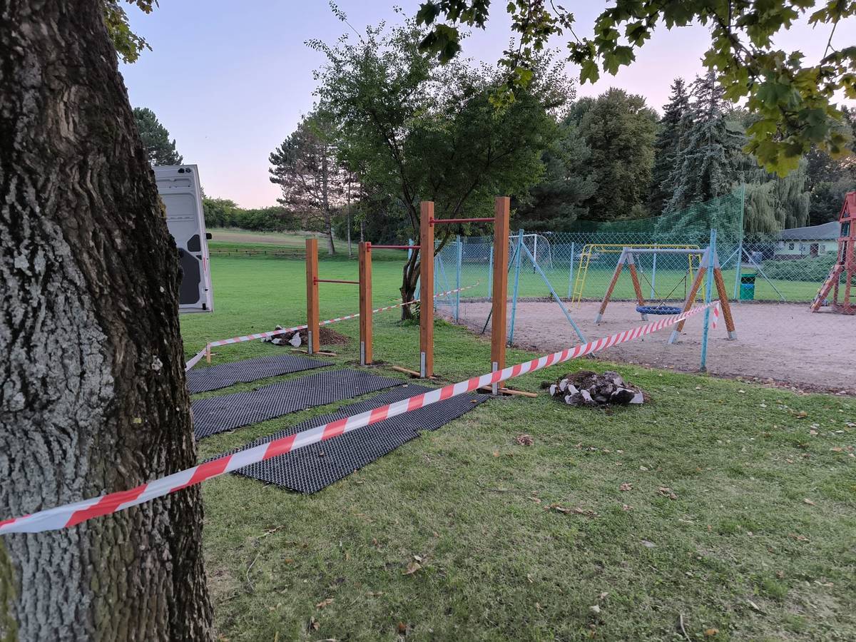 Vážení občané, tímto informujeme o dočasném omezení vstupu na nové herní prvky, které byly nedávno instalovány. Vstup na tyto herní prvky je proto zakázán až do neděle 14. září. Děkujeme vám za pochopení a trpělivost. S pozdravem Martin Kolařík starosta obce
