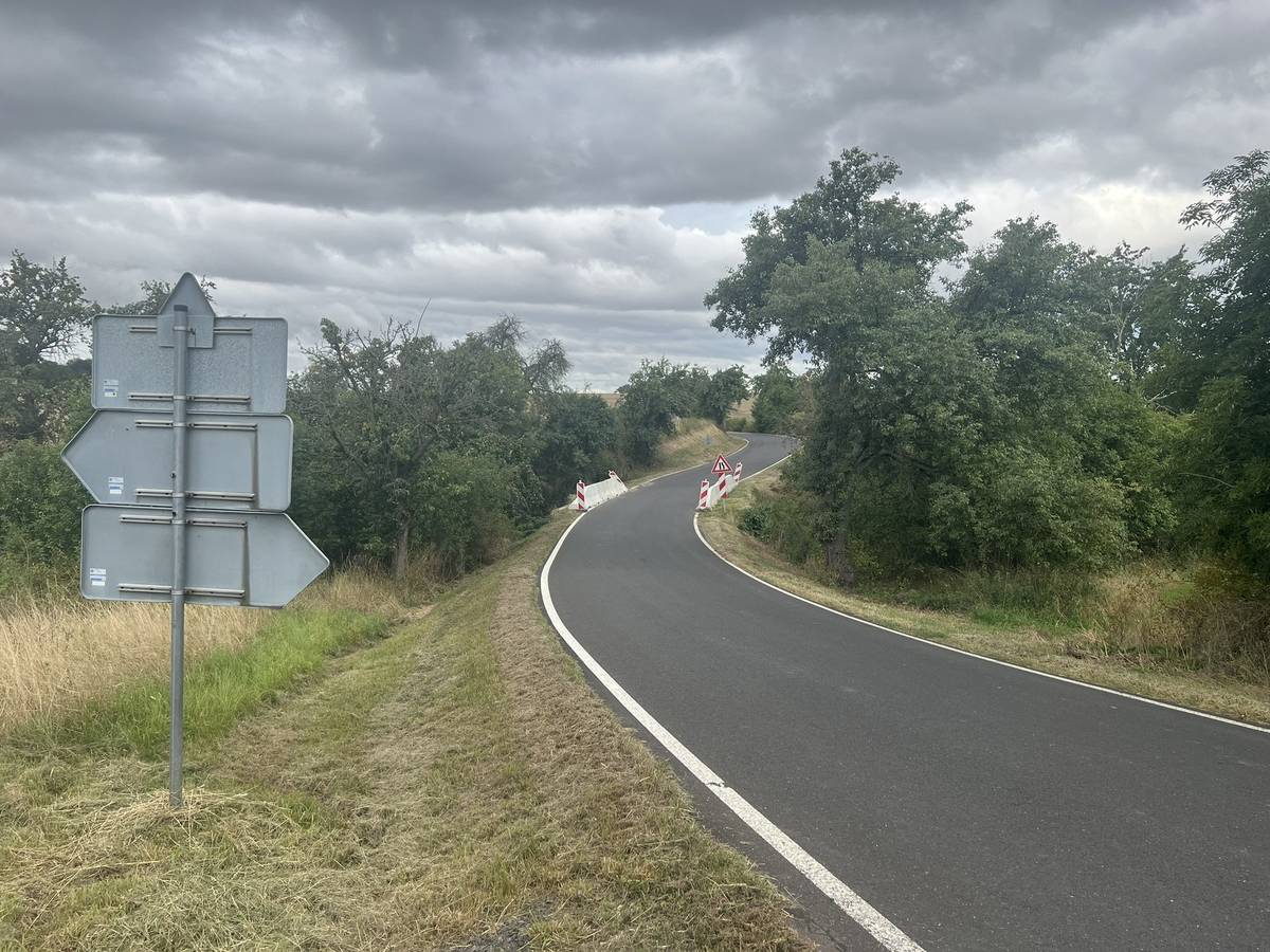 Vážení občané, informujeme Vás o uzavírce silnice č. III/2574 mezi obcemi Chouč a Lužice v termínu od 09.09.2025 do 31.10.2025 z důvodu rekonstrukce mostu (ev. č. 2574-1) za rozcestím v obci Chouč.