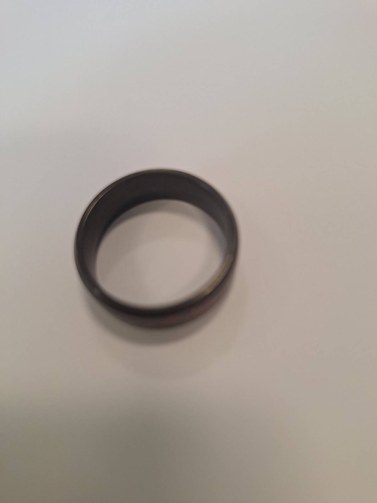 Včera byl nalezen na Gregoráku prsten (viz foto). Je uložen na Úřadu městyse k vyzvednutí.