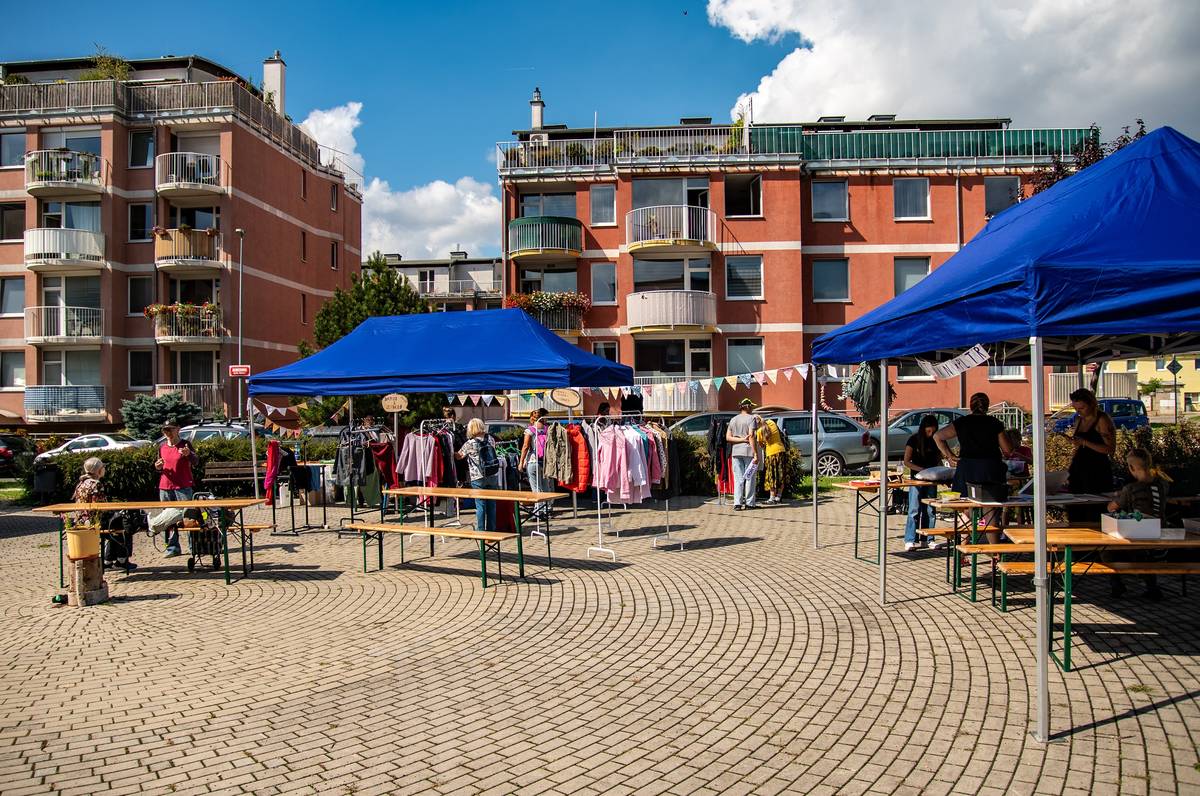 V sobotu 6. září 2025 pořádala městská část za podpory Magistrátu hl. m. Prahy první ročník Reuse den s motem: "Pojďme věcem dopřát druhou šanci". Na Kateřinském náměstí byl připraven SWAP, kde lidé mohli přinést a zároveň si i odnést oblečení. Byly připraveny dílničky, kde si děti vyráběly ze starých triček polštářky nebo z recyklovatelných materiálů tvořily ozdoby. Na jednom ze stánků se například šily plátěné tašky nebo vyráběly obaly na knihy. Probíhala výměna knih a školních potřeb. K občerstvení, které z velké části připravily pořadatelky, bylo možné zakoupit bramborové placky, jablečný kompot, sladké pečené dobroty a domácí limonády. Celý výtěžek z prodeje byl předán dětem z Dětského domova Kašperské Hory. K daru se připojil i pan fotograf s panem moderátorem, kteří věnovali svůj honorář za účast na akci, za což jim děkujeme. Na účet Dětského domova Kašperské Hory byl poukázán dar ve výši 4 125 Kč. Celé sobotní odpoledne se neslo v dobré a přátelské náladě.  Ještě jednou děkujeme všem, kteří pomohli s organizací akce.