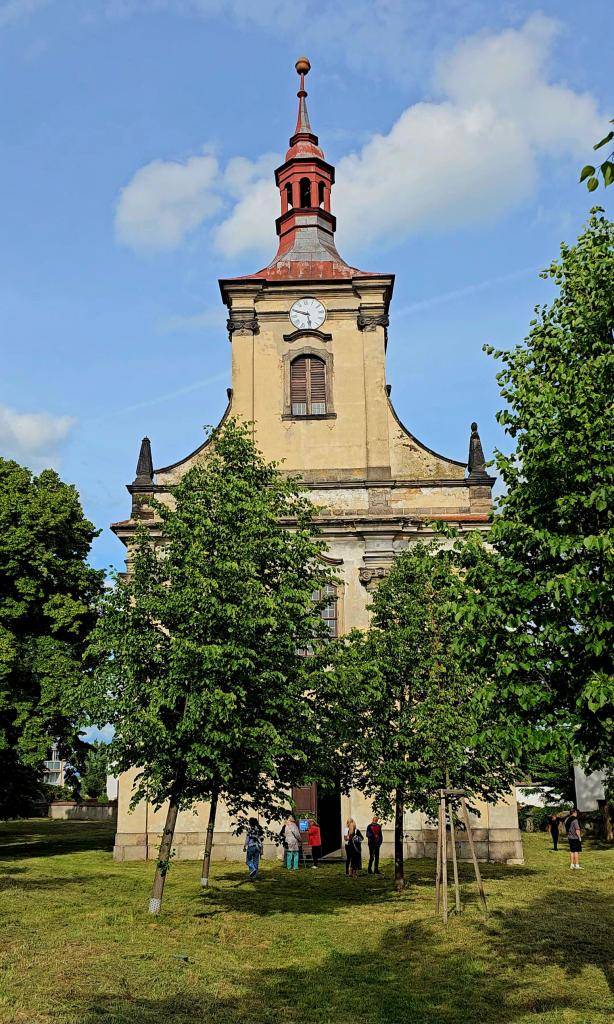 V první polovině září bude předáno staveniště pro kompletní opravu střešního pláště včetně krovu na kostele sv. Petra a Pavla.