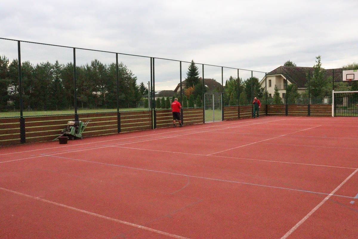 💬 Rekonstrukce multifunkčního hřiště Milí sousedé, máme pro vás dobrou zprávu – naše multifunkční hřiště se právě opravuje! 🙌 Čeká ho nový povrch se speciální úpravou „rettoping“, takže bude jako nové, a navíc dostane i zcela nové sítě. Po letech, kdy nám hřiště věrně sloužilo, se tak dočká zasloužené obnovy. ⚽🏀🎾 A teď ta méně příjemná část – rekonstrukce byla dnes firmou Linhart zahájena bez předchozího oznámení. Firma nám bohužel zapomněla dát vědět, a proto se vám omlouváme, že vás informujeme až dodatečně. Hřiště bude zhruba dva týdny mimo provoz a prosíme všechny, aby v této době respektovali zákaz vstupu na staveniště. 🙏 Těšíme se, až si všichni společně užijeme hru na krásně opraveném hřišti 💙.