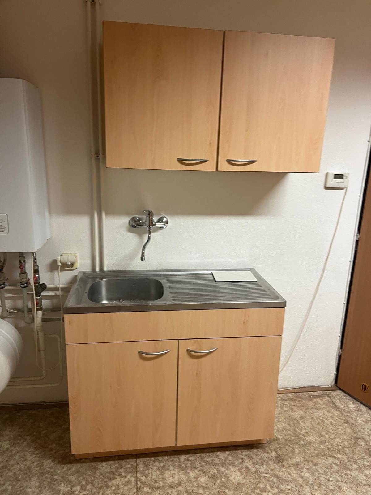 Obecní úřad nabízí zdarma k odvozu vyřazený nábytek, který je k dispozici v rámci rekonstrukce úřadu. Zájemci mají možnost si vybrat z nabízených kusů, které jsou zobrazeny na přiložených fotografiích. Akce potrvá do pátku 12. září, neváhejte a přijďte si vybrat! V případě zájmu pište email na mistostarosta@obec-ricky.cz nebo volejte tel. 608834190.