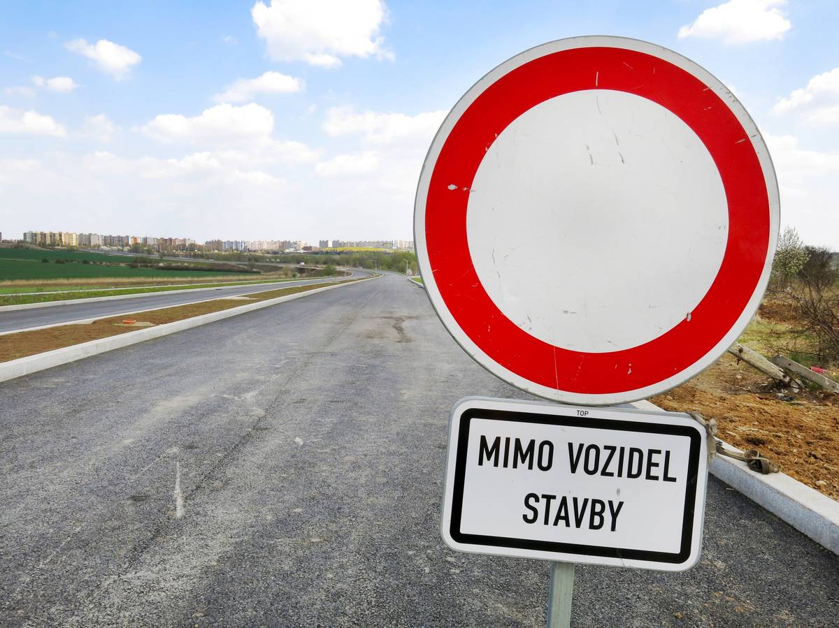 🚧 Uzavření silnice do Kolovrat a převedení dopravy na přeložku v ulici K Uhříněvsi 🚧 Od pondělí 8. 9. 2025 dojde za Královicemi (ve směru na Uhříněves, u místa zvaného „u písku“, pamětníkům známého jako „u sušárny“) k převedení provozu ze stávající ulice K Uhříněvsi na nově vybudovanou přeložku. Součástí této změny bude také uzavření silnice do Kolovrat (NN11106). Silnice bude uzavřena pro veškerou dopravu, protože ji přetne budoucí těleso silničního okruhu D0 (511). 👉 Do Kolovrat se nově dostanete dvěma způsoby:   po silnici K Uhříněvsi, kolem Penny Marketu a zpět po Černokostelecké do Kolovrat,   po silnici do Nedvězí, dále ulicí Pánkova na křižovatku s Černokosteleckou a odtud do Kolovrat.   Děkujeme za pochopení a trpělivost.