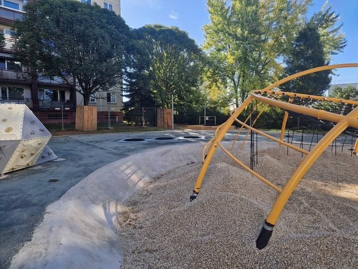 Od pondělí 8. září se bude na dětském hřišti ve vnitrobloku ulice Vedlejší pokládat nová gumová dopadová plocha. V pondělí černý podklad a od středy do pátku (za příznivého počasí) pak finální barevná vrstva. Prosíme všechny, aby se oplocenému hřišti vyhýbali a aktivně nezkoušeli, zda je povrch už zatvrdlý. Zvýšenou pozornost dávejte prosím i na své čtyřnohé mazlíčky a malé děti na odrážedlech - obě skupiny neumí číst, ani dostatečně vyhodnocovat nebezpečnost pošlapání drahého povrchu. Předem děkujeme a už se se všemi těšíme na další dětské hřiště s novými herními prvky! ÚMČ Brno-Bohunice