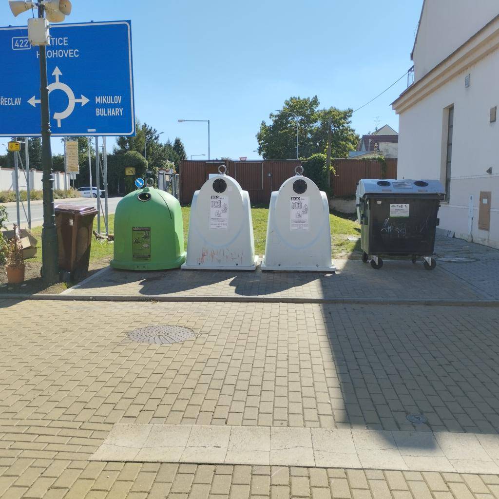 Informujeme občany Lednice, že dnes byly přemístěny kontejnery na tříděný odpad ze Zámeckého náměstí na ul. Pekařská vedle bývalé hasičské zbrojnice.