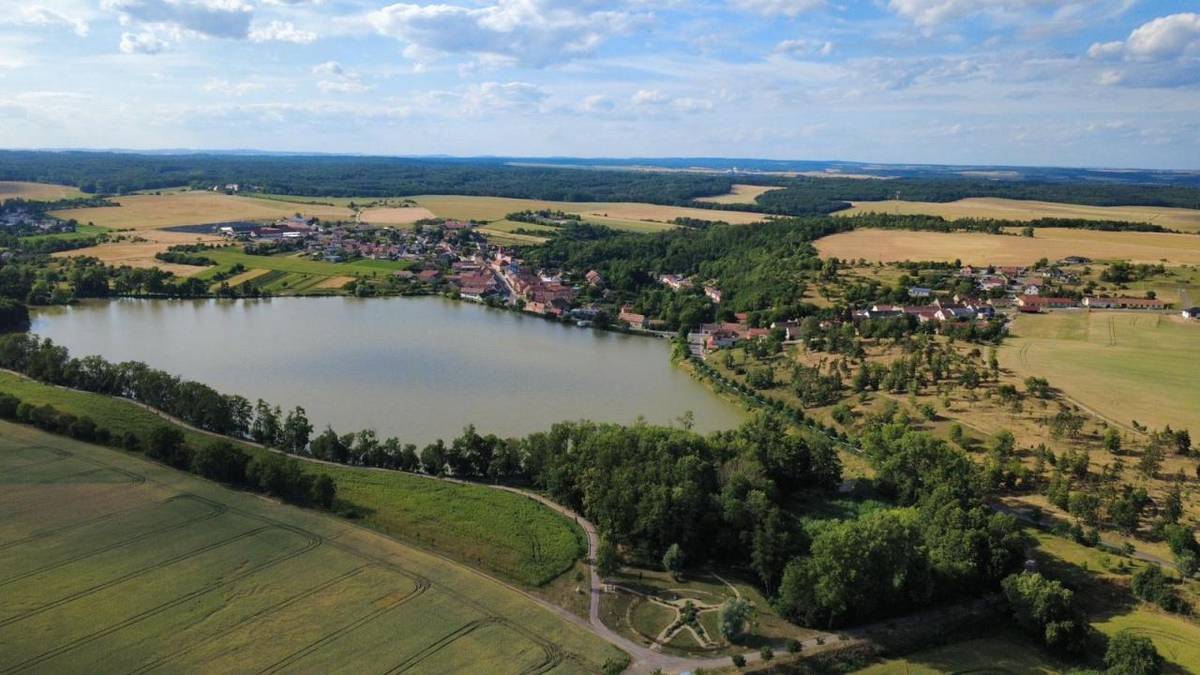 Po výhře v krajském kole Vesnice roku 2025 máte i vy možnost podpořit naši obec v celostátním kole soutěže Vesnice roku 2025.   Hlasovat pro nás můžete ještě do 11. září zde: https://vesniceroku.cz/hlasovani-verejnosti/