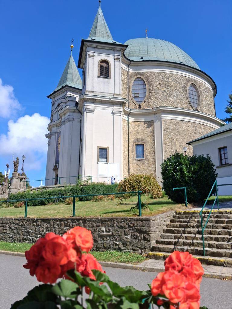 V úterý 2. září jsme vyrazili na výlet směrem na Svatý Hostýn. V dopoledních hodinách nás přivítala mlha, ale po mši svaté v kostele Panny Marie Hostýnské se počasí vyjasnilo a ukázal se nám krásný slunečný den.