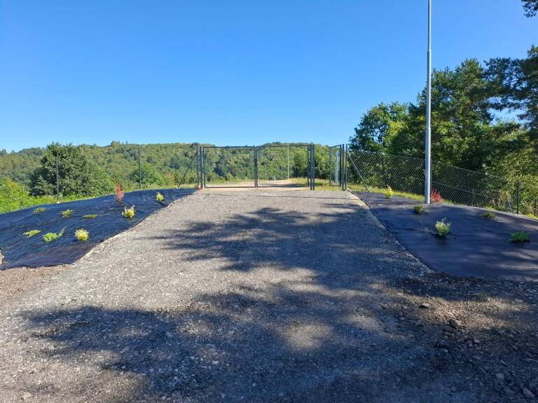 Obecný úrad informuje občanov, že parkovisko pri cintoríne je už dokončené. Parkovisko sa stavalo z vlastných zdrojov a dotácie.