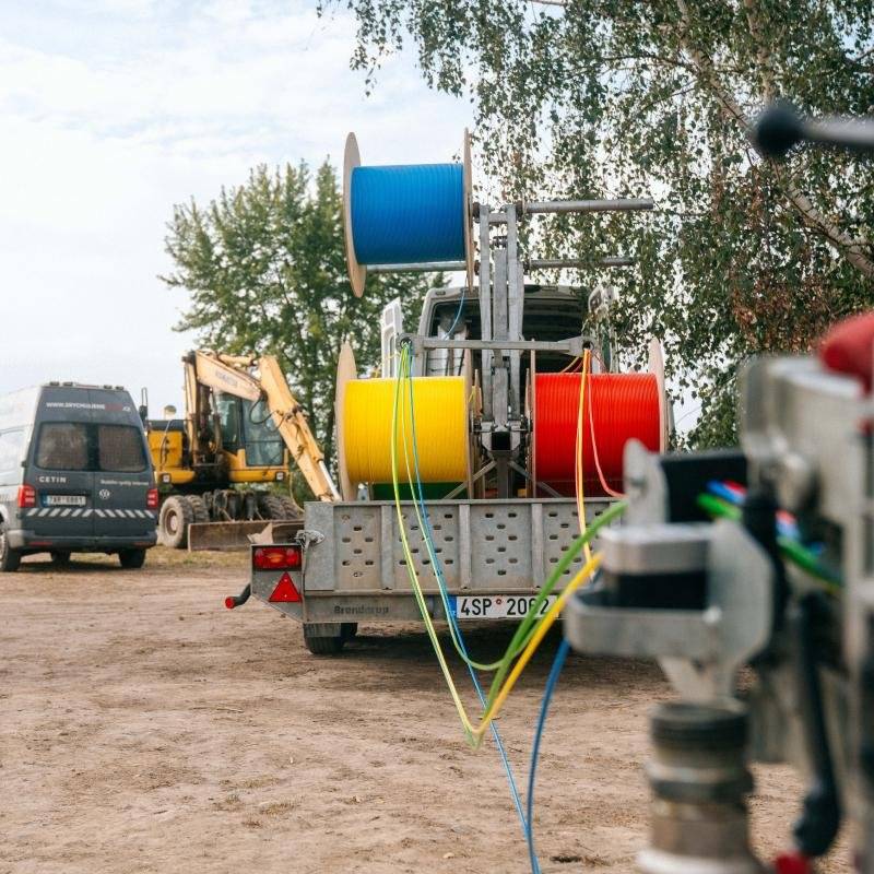 Na základě poptávky mezi občany dojde od cca 8. září do konce října k velkému upgradu sítě společnosti CETIN a s tím i k výkopovým pracem na ulicích Bednářova, Sokolova (od kruhového objezdu směr Bohunice), Záhumenice, Kšírova (od kruhového objezdu směr Přízřenice). S tím jak půjdou práce v chodníku, bude občas nutné přeparkovat vozidla. (Jakmile bude platné stanovené značení, najdete jej zde nebo na našem webu). Rovnou s tím po položení optiky na ulici Bednářova zde v zeleni založíme trvalkový záhon a na ulici Záhumenice dojde k opravě chodníku kolem domů 23 až 27 .