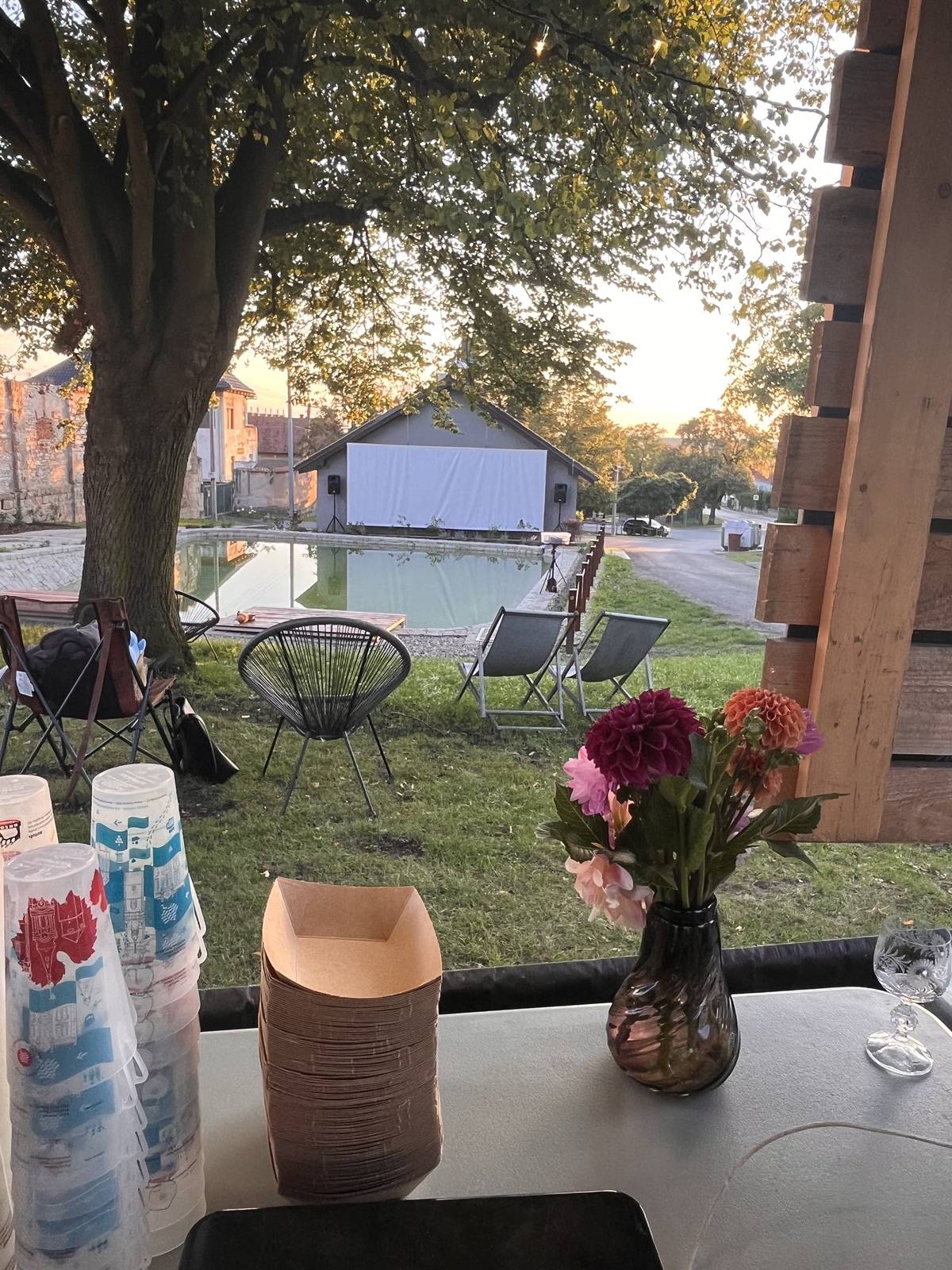 Letní kino na koupališti? To my umíme! Děkujeme všem, kdo včera dorazili a pomohli nám vytvořit skvělou atmosféru! A to i přes chladnější večery, které už k září prostě patří. Vše je vyzkoušeno, plátno na promítání máme, po včerejšku i skvělou zkušenost a pozitivní ohlasy, takže příští rok bychom rádi kino zopakovali během letních večerů Velké poděkování patří Martinovi Medkovi z Němý Medvěd - Beer & Burger Bar a Petr Raist Šťastný kteří se s nadšením do našeho nápadu pustili a zajistili jeho dotažení do úspěšného finále!