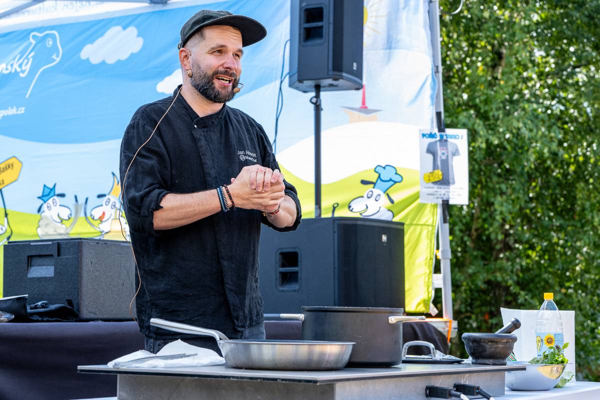 V sobotu 30. srpna se na přehradě Baška uskutečnil 15. ročník oblíbené akce GulášFest 2025, kterou tradičně pořádá Bašťanský spolek. Od brzkého rána se tu sešlo 16 týmů, aby přímo na místě připravily kotlíkový guláš z nejrůznějších druhů mas. Nechyběla porota složená z kulinářských osobností, divácké hlasování, ani kuchařská show vítěze MasterChefa Honzy Albrechta. A guláše? Snědlo se přes 1052 litrů.