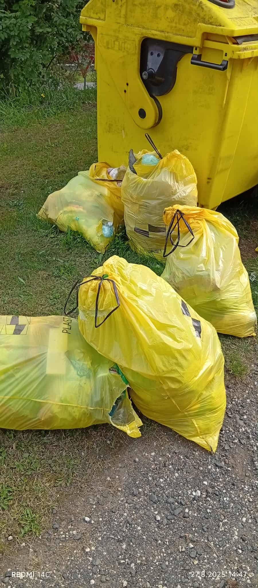 Upozorňujeme obyvatele, chalupáře a ostatní uživatele odpadového hospodářství v naší obci, že do žlutých pytlů patří výhradně plasty z domácností - plastové lahve, folie, kelímky a podobně.. V žádném případě tam NEPATŘÍ použité dětské pleny! Svozová firma odmítá takto špatně vytříděný odpad od nás přebírat - pokud se situace nezlepší, tak z tohoto důvodu hrozí výrazné zvýšení poplatku za odpad!