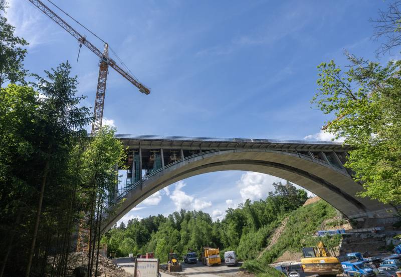 Žádáme vás o dodržování zákazu vstupu do prostoru stavby. Od zhotovitele stavby máme informaci o velmi častém porušování tohoto zákazu i přes výstražné cedule a zákazy.   Průchod i průjezd pod dálničním mostem je z důvodu hrozícího nebezpečí ZAKÁZÁN!  Děkujeme