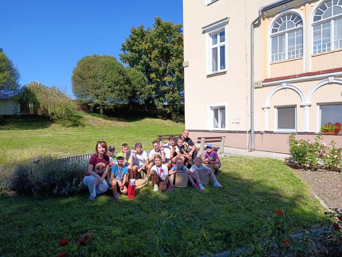 Ve čtvrtek 4.9. jsme se s dvanácti vybranými žáky z 3. - 5. třídy vydali na Malou sportovní olympiádu do Domova pro seniory v Radkově Lhotě. Byla to první akce z celé série mezigeneračních setkání, která máme naplánovaná na celý letošní školní rok.