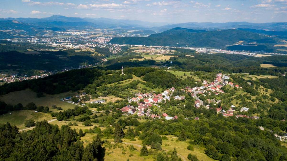 Komisia socialneho rozvoja zdravia a osvety pri OZ Horné Pršany Vás pozýva na POTULKY PRŠIANSKYM CHOTÁROM. Dňa 13.9.2025 o 9,30 hod.  Trasa :Pred závoz - Horné Pršany, Medzihrádky, Predná dolina, Kopaný chodník , Lazy.