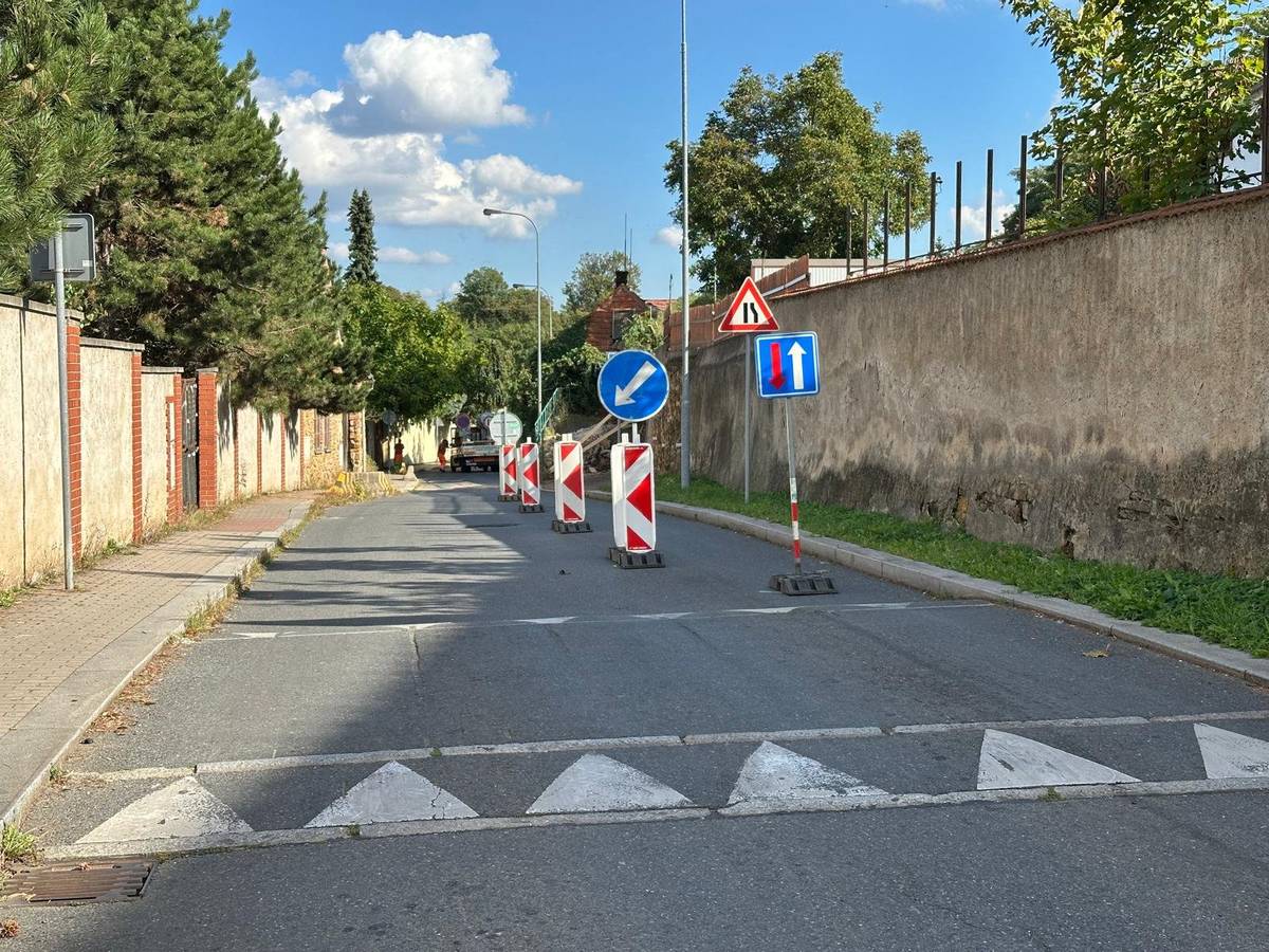 Ulice Živanická je opět průjezdná. Kvůli zborcené zdi je dopravním značením vozovka zúžena tak, aby byl provoz bezpečný.  Majitel pozemku provedl základní podepření zdi.
