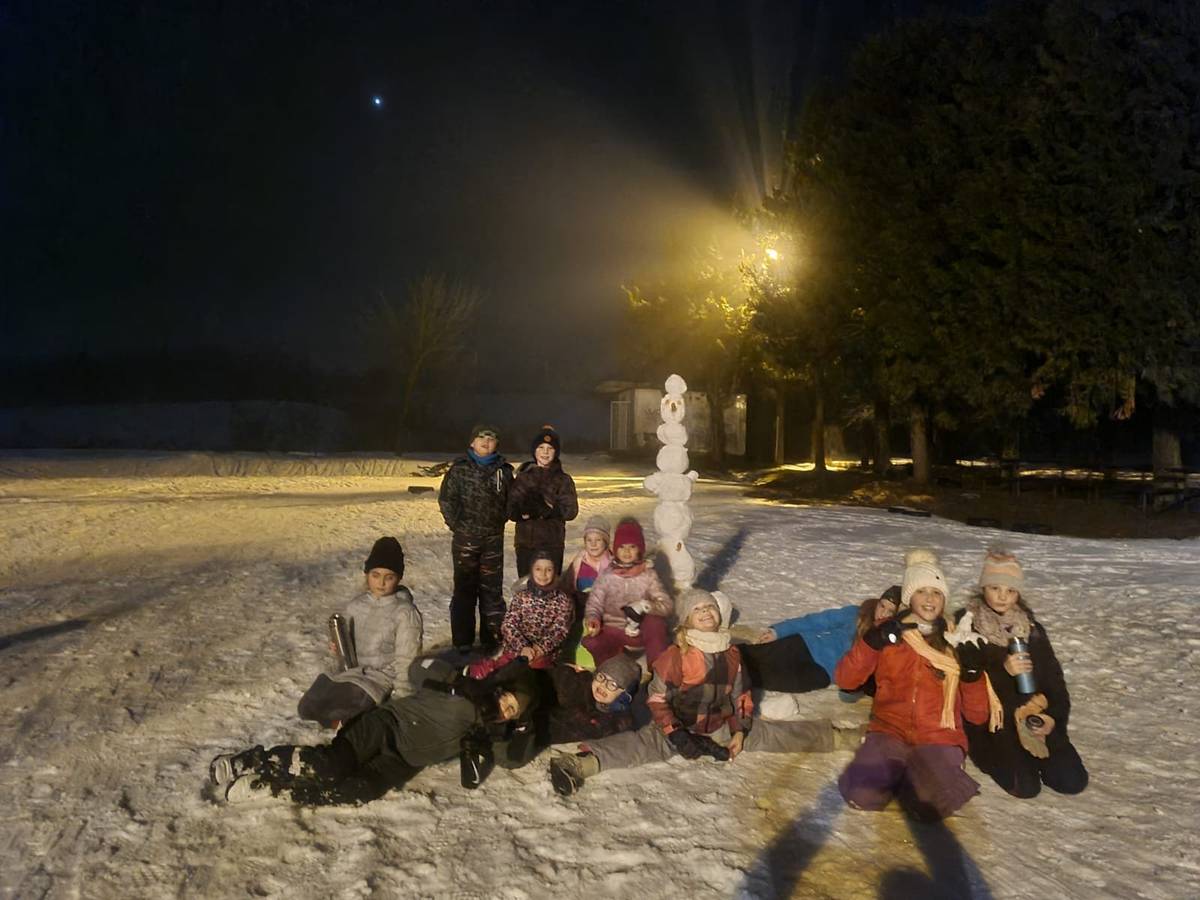 Milé děti, milí rodiče, zveme Vás na náš oblíbený dětský kroužek Šišáček, který pořádá SDH Vyšehoří s podporou Obce Vyšehoří. Kroužek je určen pro všechny děti, které rády soutěží, hrají hry, tvoří a chtějí poznat nové kamarády. Naším cílem je, aby se děti společně učily hrát si, respektovat se navzájem a objevovat radost ze spolupráce i nového přátelství. Kdy a kde? •  každou středu od 17:00 do 18:00 •  v prostorách KD, hřiště nebo jinde (vedoucí vždy upřesní) Kroužek běží již třetím rokem a je pro všechny děti bezplatný (platí se pouze členský poplatek sdh). Kroužek startuje již 24.9. prosím o přihlášení do tohoto data! Přihlášky a více informací na telefonu: 605 061 687 Těšíme se na vás! Hanka a Petr