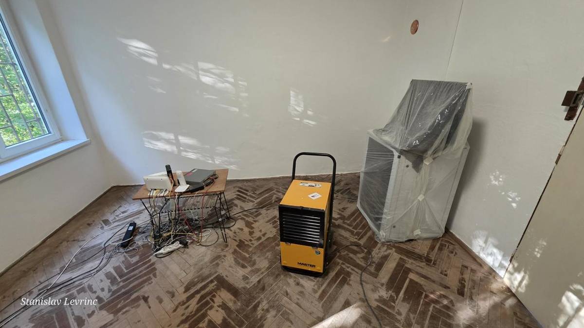 Vážení občania,  po májovej škodovej udalosti pokračujeme v postupnej obnove priestorov obecného úradu.