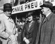 Ferdinand_Porsche, závodnice Eliška Junková a konstruktér Hans_Ledwinka na Masarykově okruhu v Brně, 1935.
