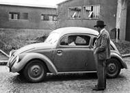 Z bočního pohledu je podoba prototypů KdF s pozdějším VW ještě markantnější – snad až na mírně odlišnou záď a absenci nárazníků.