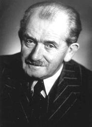 Snad nejtypičtější fotografie Ferdinanda Porscheho: konstruktér vystřídal rakousko-uherské, československé a německé občanství.