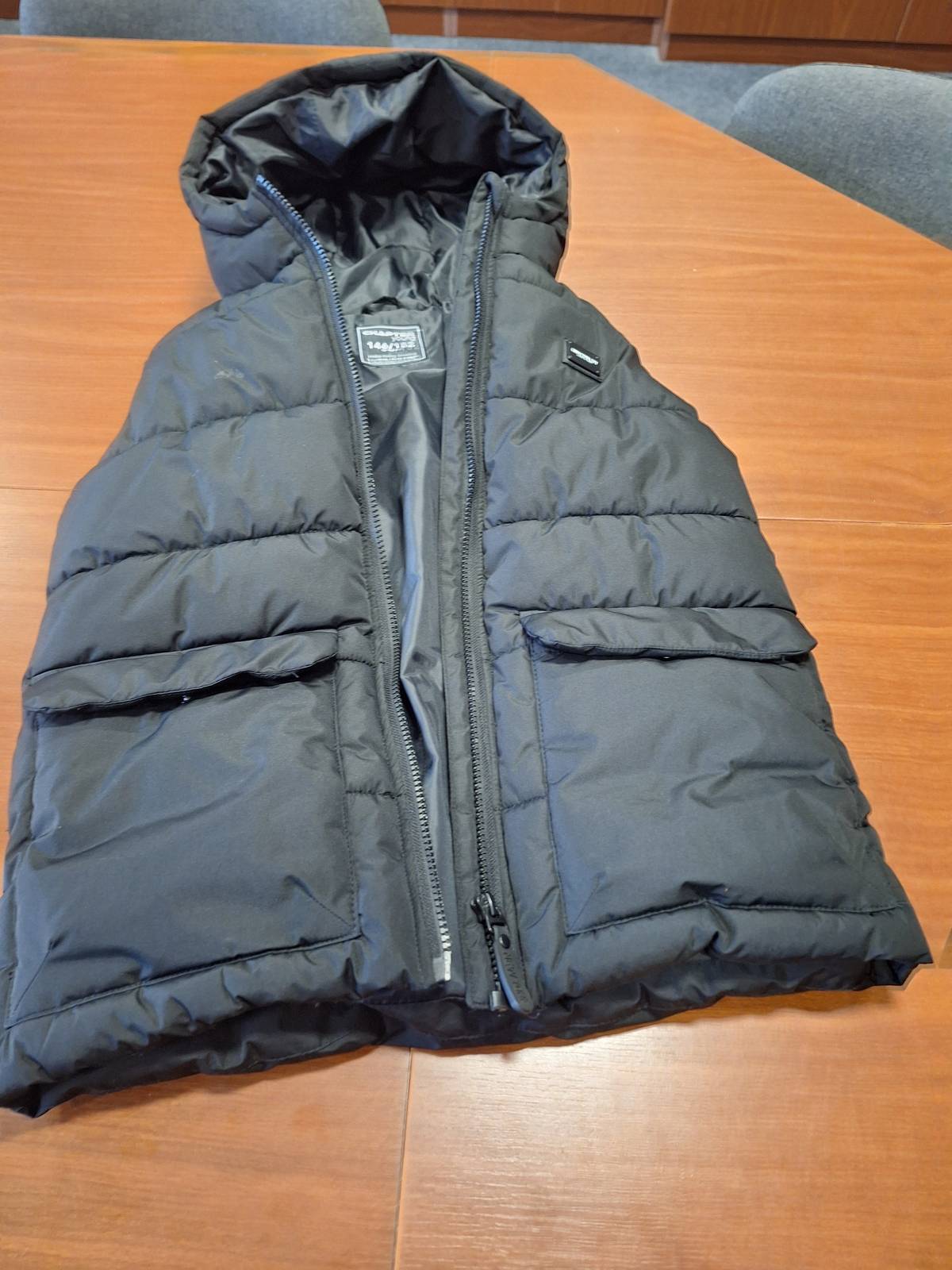 U autobusové zastávky byla včera nalezena černá dětská vesta (viz foto). Je uložena na Úřadu městyse k vyzvednutí.