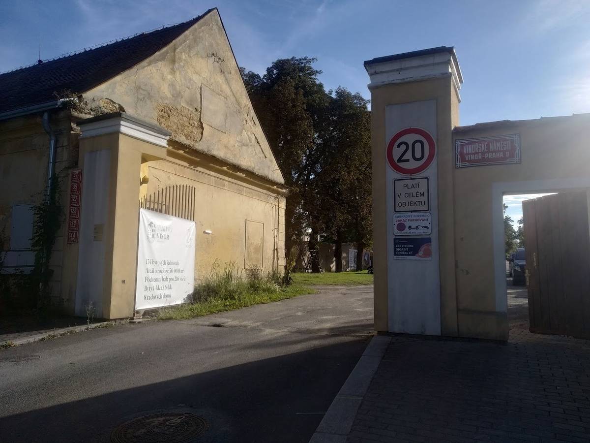 Ve Vinoři začala stavba rezidenčního projektu Veni Vidi Vinoř. První práce už proběhly a potrvají přibližně 28 měsíců. Obyvatelé musí během výstavby počítat s omezením pohybu v okolí staveniště, zejména v části cesty od Mladoboleslavské k Vinořskému náměstí. Od okamžiku zahájení výstavby nebude možné projít pěšky cestu mezi Mladoboleslavskou a Vinořským náměstím. Předání staveniště bude 20. 9. Úsek od ocelové brány až po vjezd z Vinořského náměstí pak bude uzavřen pro pěší až do poloviny roku 2027. Do prostoru smějí vjíždět pouze obyvatelé řadových rodinných domů. Další informace najdete na webu městské části.