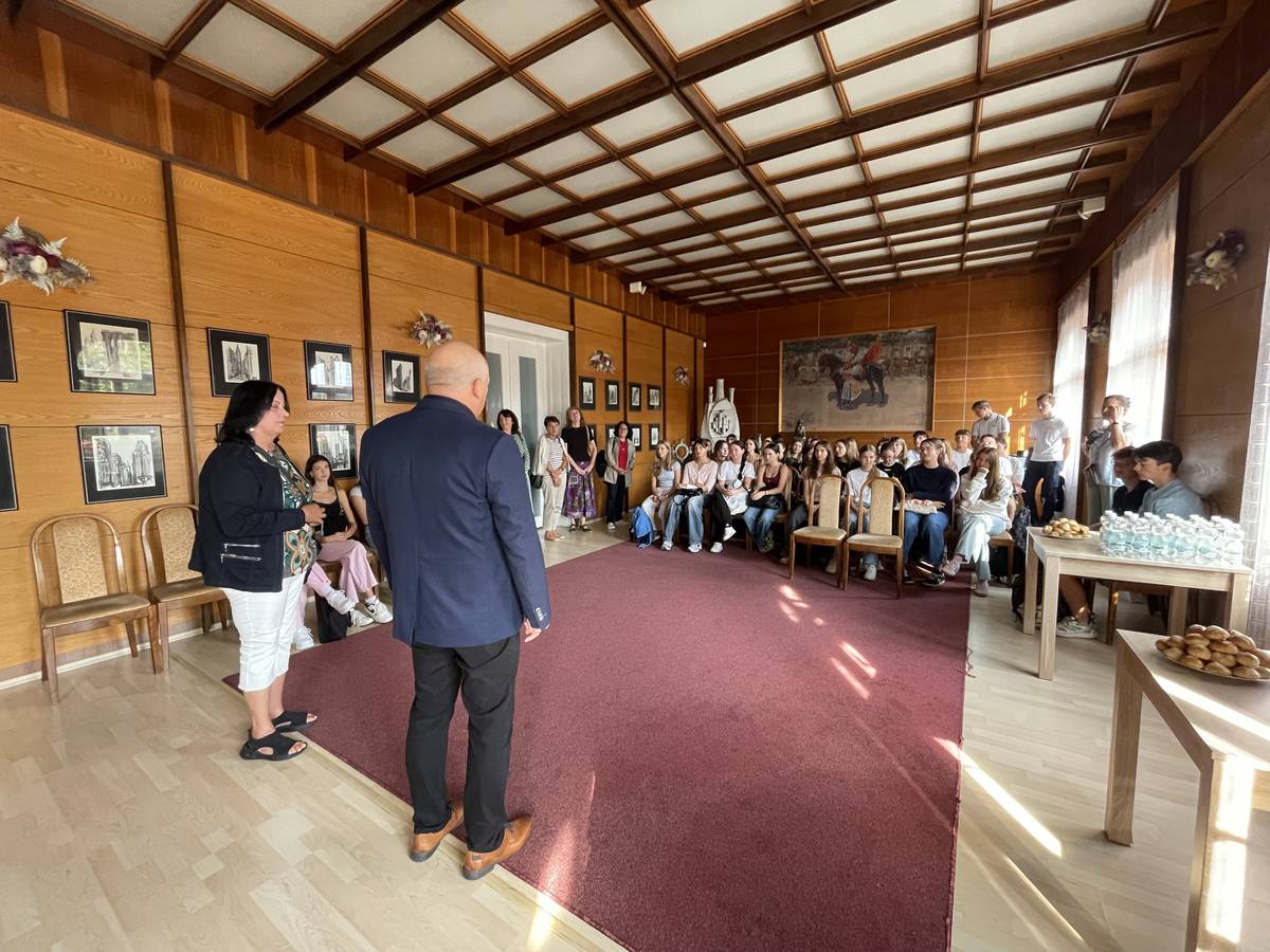 Dnes jsme na radnici přivítali milou návštěvu ze Slovinska – 44 studentů a jejich pedagogický doprovod z města Celje 😊 Do našeho města přijeli v rámci výměnného pobytu se studenty Purkyňova gymnázia ve Strážnici 🤝 Slovinští studenti u nás budou do čtvrtka a mají za sebou opravdu pestrý program plný poznávání regionu, české kultury a místních tradic 🥨 Při slavnostním přivítání na radnici je přivítal místostarosta, který jim krátce představil historii Strážnice📖, význam města 🏙️ a také tradici Mezinárodního folklorního festivalu 💃 Po našem setkání se delegace vydala na zámek Milotice, kde si užijí nejen prohlídku, ale i zapůjčení dobových kostýmů 👗🎩 – na krásné fotky se moc těšíme!😍 Součástí setkání byla také výměna typických dárečků, kterými jsme si vzájemně vyjádřili přátelství a radost ze spolupráce💙🌍 Přejeme všem krásný pobyt a spoustu nezapomenutelných zážitků!🌞🍀