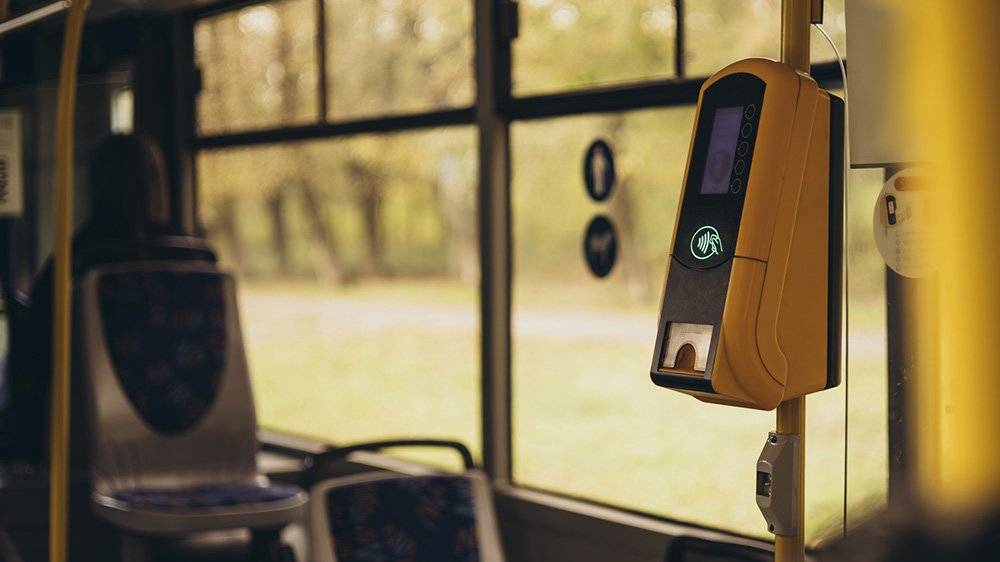 Od 1. října 2025 se v brněnské MHD zvyšuje pokuta za jízdu bez platné jízdenky. Zatímco částka uhrazená přímo revizorovi zůstává stejná, dodatečná platba se zvedne o 1 000 Kč – z původních 1 500 Kč na 2 500 Kč. Dopravní podnik města Brna využívá nové legislativní možnosti a upravuje výši sankcí tak, aby motivoval cestující k pořízení jízdenky. Pokuta zaplacená na místě zůstává 1 000 Kč + 25 Kč jízdné, zatímco při pozdější úhradě převodem nebo na pobočce bude nově činit 2 500 Kč + 25 Kč jízdné. Jak si koupit jízdenku? Nákup jízdenky je v Brně díky službě Pípni a jeď! jednodušší než kdy dříve. Cestující mohou platit bezkontaktně kartou, telefonem nebo hodinkami přímo ve voze. Tento způsob tvoří více než polovinu všech jednorázových jízdenek. Vedle toho zůstávají oblíbené šalinkarty, které v roční verzi díky městské dotaci vycházejí na pouhých 9 Kč denně. Od poloviny září bude možný nákup jízdenky v aplikaci DPMBinfo, stále je možné jízdenku koupit na zastávkách MHD v papírové formě, nebo využít sms jízdenku.